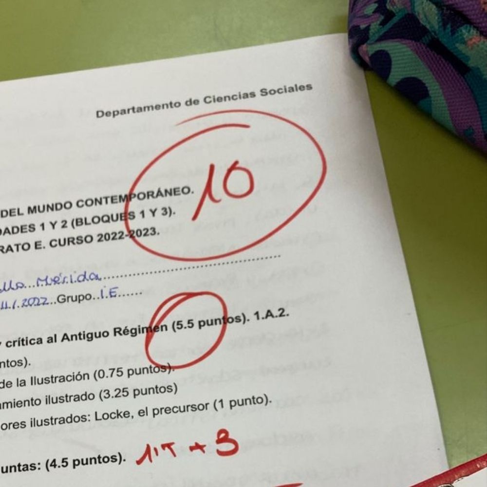 Student using active recall blurting method on Studo app